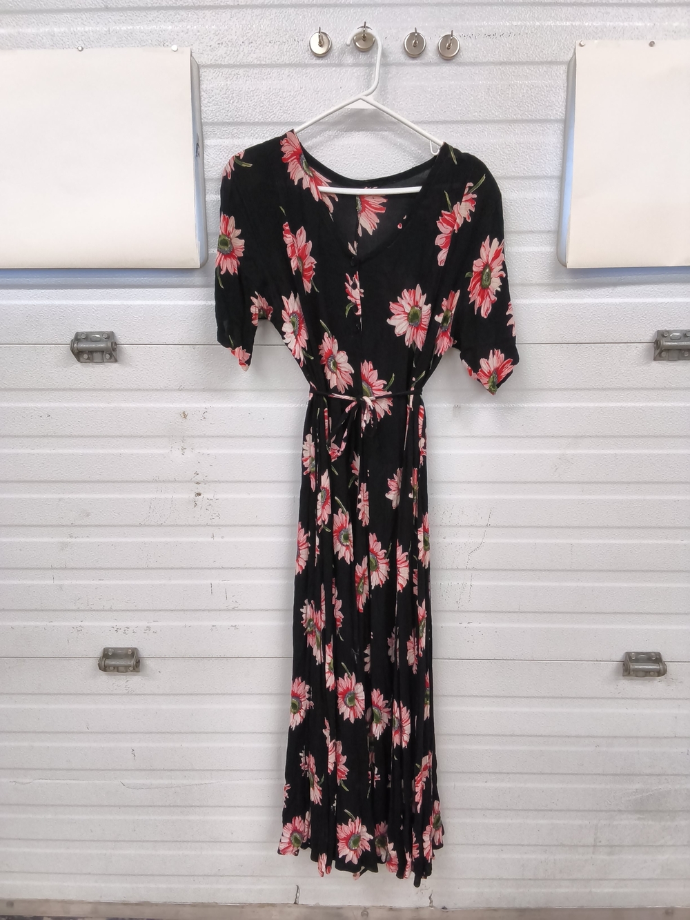 Beautiful Vintage-Style Floral Button-Front Midi Dress with Padded Shoulders - Picture 2 of 6
